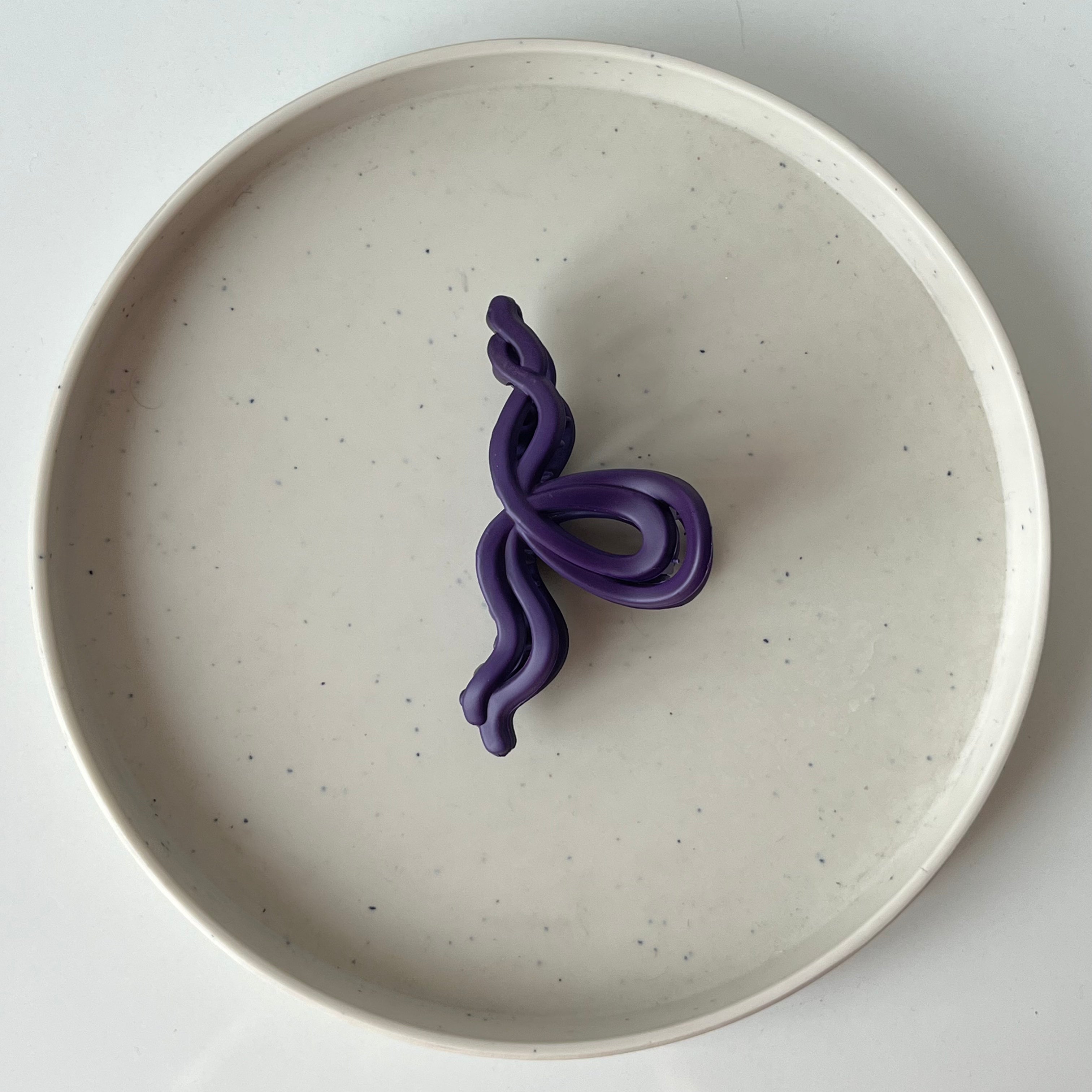 Matte Wave Bow – Medium Hair Claw